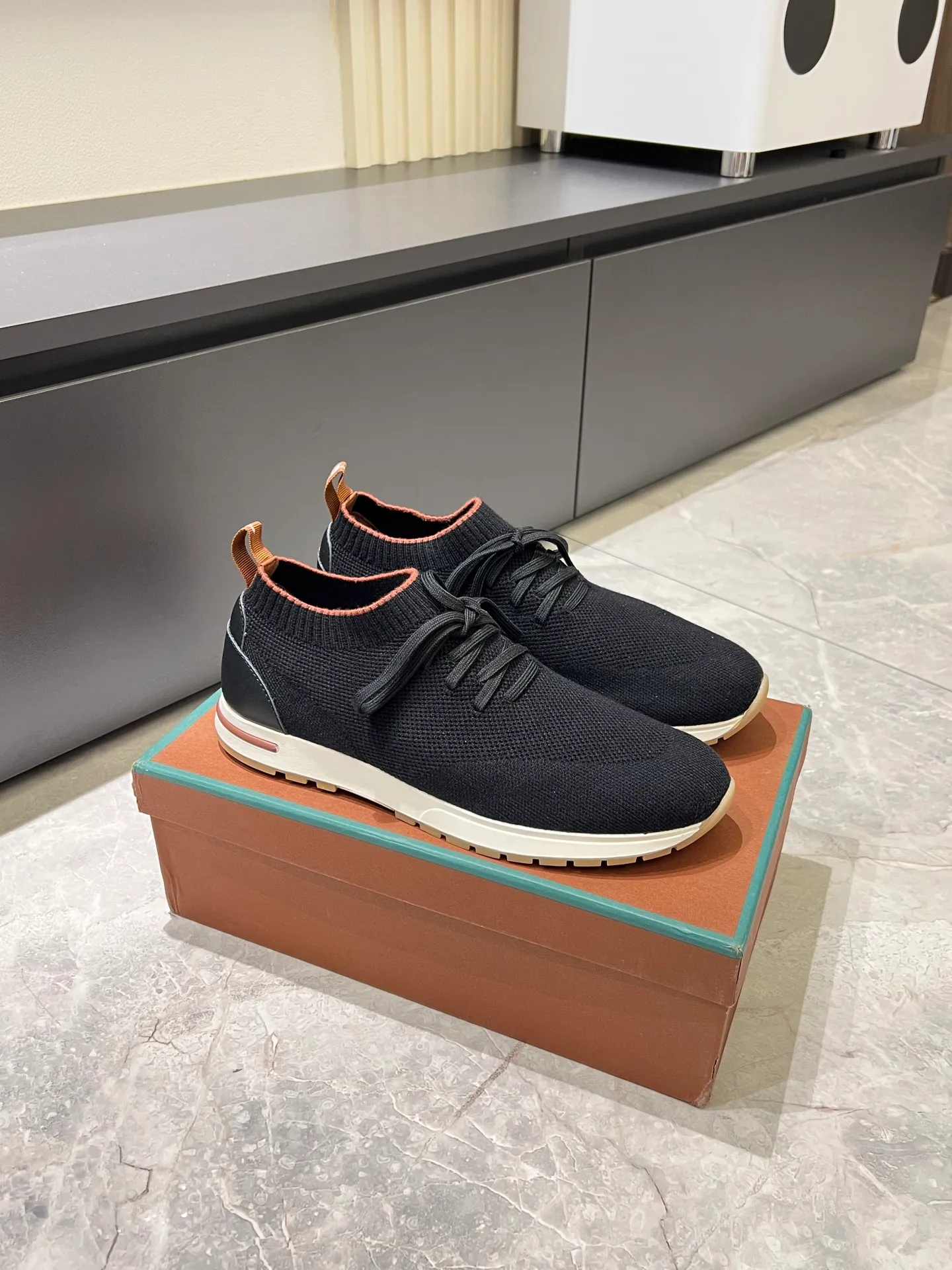 Men's Men's Shoes 💰p380 Loro Men's Shoes 💰piana/Noyo Piana 360 L Men's Shoes 💰p Flexy Walk Men's Sports Shoes These sports shoes are made of knitted wool uppers, and the heel is wrapped in smooth calf leather. Merino sheep are selected from Australia and New Zealand. The upper is machine-woven like a sweater, and then equipped with a white rubber outsole and a Kummel-colored sole. It is both beautiful and non-slip. The fabric is 100% cashmere and the insole is calf leather. It is super comfortable on the feet! Comes with full original packaging! Multiple colors available! Size: 38-44 (45 customized)